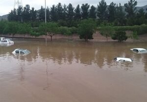 خبر روز : چند ساعت باران در این شهر سیل راه انداخت؛ آب خودروها را برد، برخی در آسانسور حبس شدند / عکس