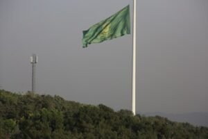 خبر سیاسی : اهتزاز بزرگ‌ترین پرچم رضوی در تهران