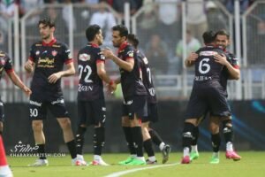 خبر ورزشی : پرسپولیس ۱۰ نفره صدرنشین شد/ رقص لزگی سرخ‌ها در مازندران