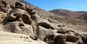 خبر روز : ۶ مقصد بکر برای تعطیلات آخر هفته/ کتیبه تاریخی قاجار و صورتک‌های سنگی کجای تهران قرار دارند؟