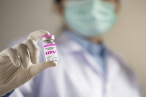 خبر روز : پیشگیری از ابتلا به بیماری HPV؛ غربالگری یا تزریق واکسن؟